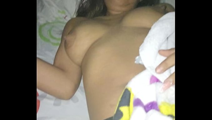 Alejandro Camacho, Süt Gibi Memeli Bir Kadınla Sevişiyor.