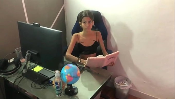 Seks Psikoloğu, Ev Yapımı Bu Videoda Amını Sikle Dolduruyor.