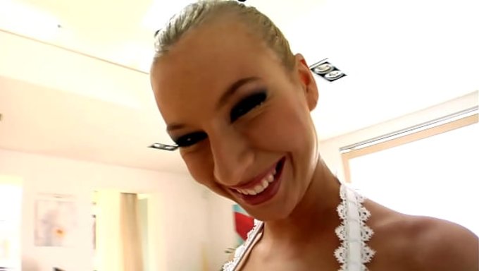 Angelina Cole, Inanılmaz Doğal Güzelliklere Sahip Bir Çek Güzeli, Onu Kontrol Edin!