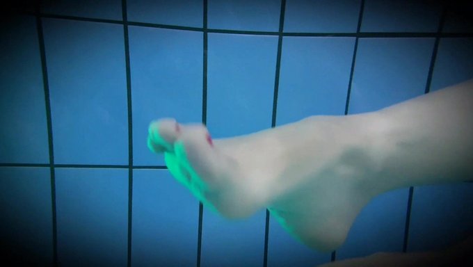 Emma'Nın Muhteşem Bacakları Fetiş Videosunda Kışkırtılıyor Ve Cezalandırılıyor