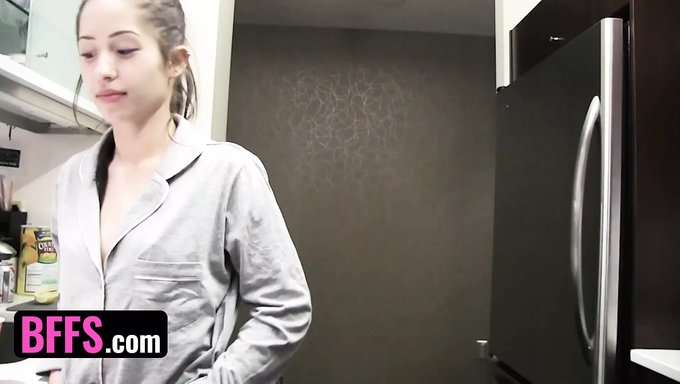 Iki En Iyi Arkadaş, Strap-On Dildo Ile Vahşi Bir Orgide Eğleniyorlar