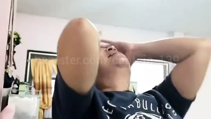 Olgun Taylandlı Anne Bu Eğlenceli Videoda El Işi Yapıyor Ve Büyük Göğüslerini Sergiliyor