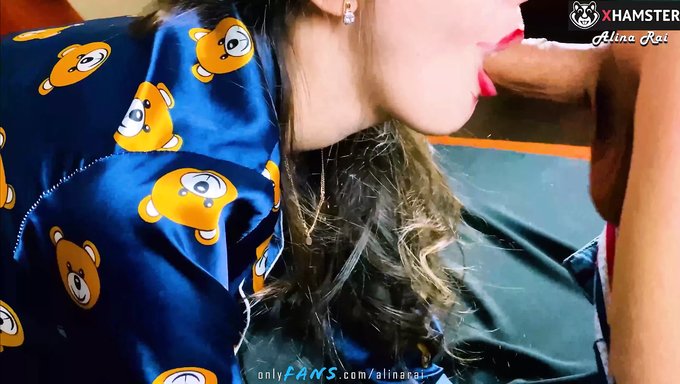 Genç (18+), Üvey Erkek Kardeşine Sakso Çekiyor Ve Sürpriz Yapıyor