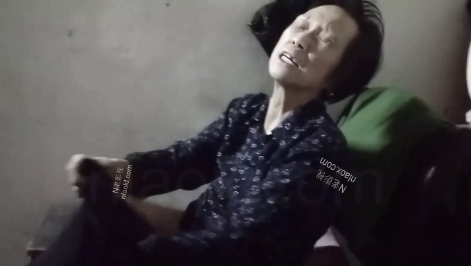 Asyalı Büyükanne Ev Yapımı Videoda Yaramaz Oluyor