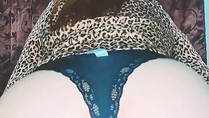 Büyük Göğüsleri Ve Kalçaları Olan Meksikalı Milf Striptiz Yapıyor