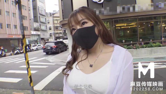 Asyalı Güzellik Bu Orijinal Porno Videosunda Büyük Bir Yük Emiyor