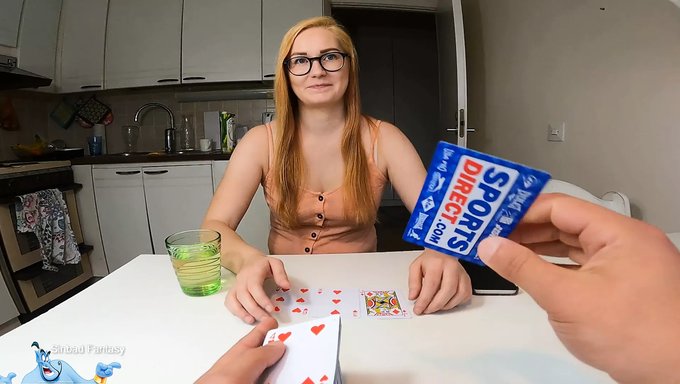 Kızıl Saçlı Üvey Kız Kardeş, Üvey Erkek Kardeşiyle Blackjack Oynuyor