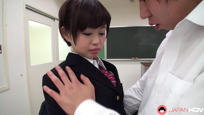 Japon Öğrenci Kaho Miyazaki Bu Sansürsüz Videoda Sakso Çekiyor