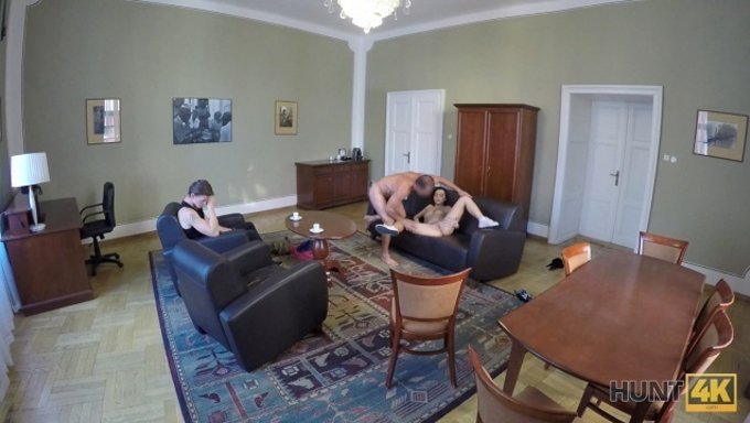 Amatör Cuckolding: Cuckold'Un Karısı Cunnilingus Tedavisi Alıyor