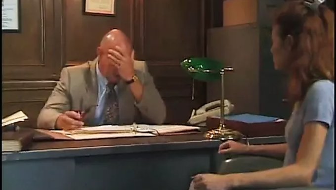 Küçük Göğüslü Amerikalı, Sıkı Amını Derin Oral Ve Fisting Ile Dolduruyor
