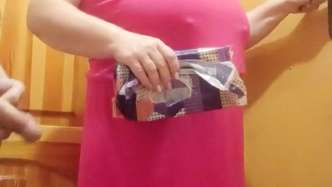 Olgun Bir Komşu Ziyaret Ediyor Ve Bana Bir Oral Seks Yapıyor, Sonunda Ağzımda Sıcak Spermler Var