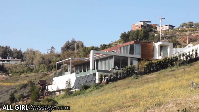 Üvey Kızlar Ve Milf Anne, Lezbiyen Masajına Ve Am Yalama Zevkine Dalıyorlar