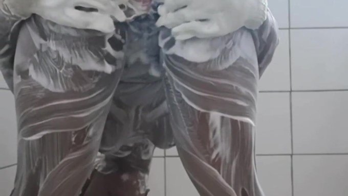 Seksi Bir Gençle Duygusal Banyo Seansı