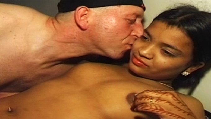 18+ Hintli Genç, Oral Porno Videosunda Büyük Bir Yarrağı Alıyor