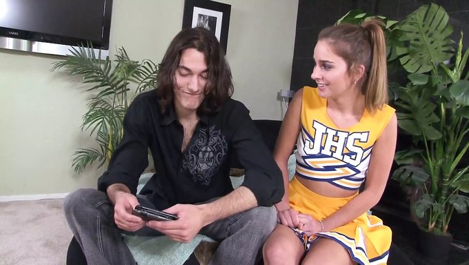 Büyük Yaraklı Adam, Cheerleader'A Ağızdan Sakso Çekiyor Ve Yüzüne Boşalıyor