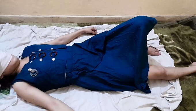 Hintli Cowgirl, Sert Seks Videosunda Orgazma Biniyor