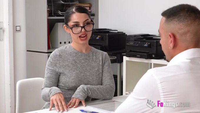 Amatör Adam, Latin Güzeli Roma Amor'U Porno Için Etkilemeye Çalışıyor