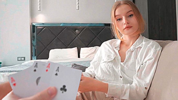 Kız Kardeşinin Doğal Göğüsleri Ve Sıkı Amcığı Derin Boğaz Karşılaması Alıyor