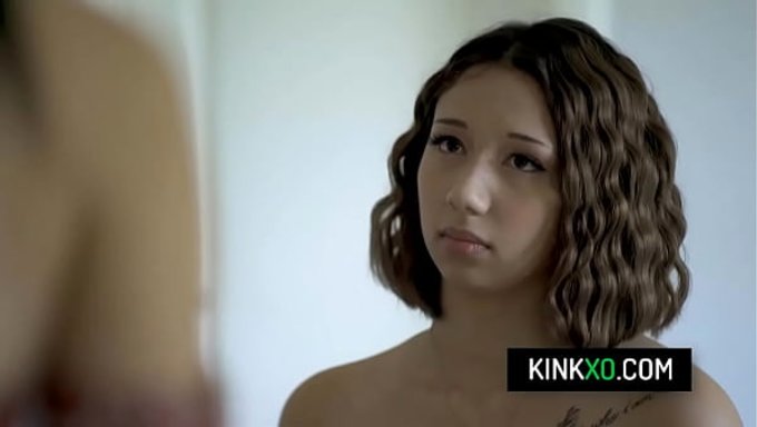Kimora Quin Ve Madi Laine, Sevgilileri Tarafından Cinsel Olarak Tatmin Edilen Iki Kadın.