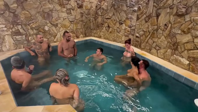 Motel Havuzunda Arkadaşlarla Grup Seks; Islak Ve Azgın Aksiyonun Karışımı.