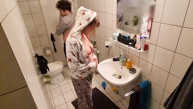 Üvey Kız Kardeşinin Anüsü Halka Açıkta Sikişiyor