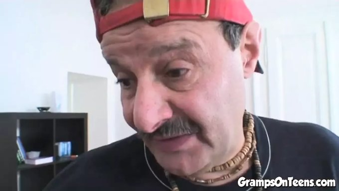 18+ Sakso Ve El Işi: Sarışın Fahişe Yaşlı Adam Tarafından Sert Sikiliyor