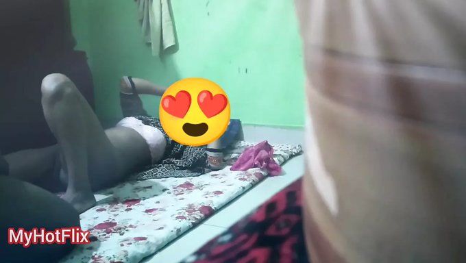 Genç (18+) Bangladeshi Kızı Gizli Kamera Videosunda Amını Siktiriyor
