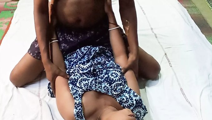 18 Yaşındaki Amatör Hint Kızı Kocası Tarafından Boğazı Dolduruluyor