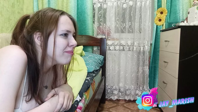 Kız Derin Ve Yakın Bir Saksoyla Her Şeyi Alıyor Ve Hepsini Yutuyor