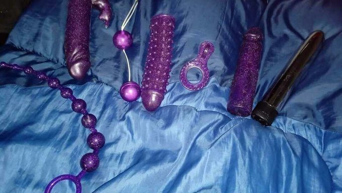 Avrupalı Bisexual'In Seks Oyuncaklarıyla Mastürbasyon Hikayesi