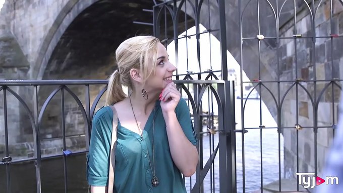 Antonia Sainz, Iyi Donanımlı Bir Beyaz Adamdan Sert Ve Yoğun Bir Sikişin Tadını Çıkarıyor