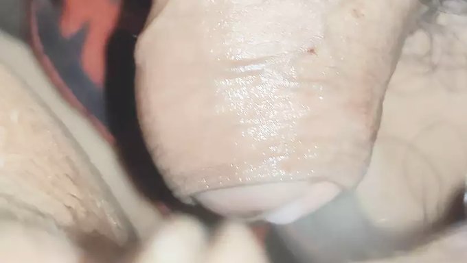 Teyze, Büyük Doğal Göğüslerini Genç Bir Erkek Tarafından Emdirir Ve Siktirir