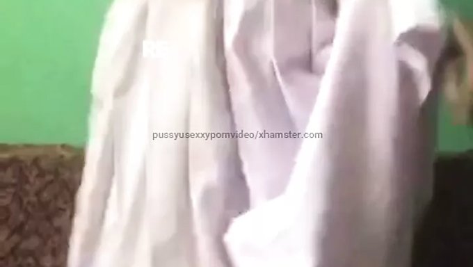 Sinhala Okul Kızının Seks Kasetinde Meme Oyunu Ve Etek Altı Eylemi
