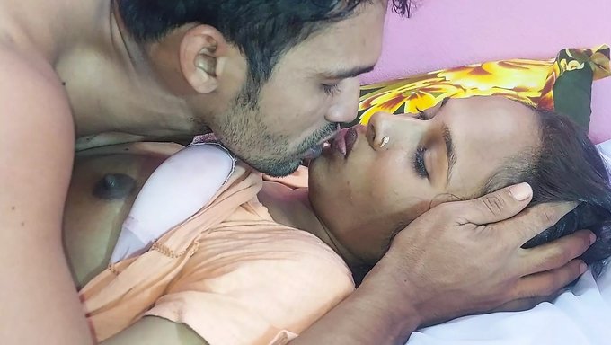Deshi, Iki Büyük Göğüslü Kızla Ve Bir Penis Paylaşım Orgisiyle Dörtlü Seks Yapıyor