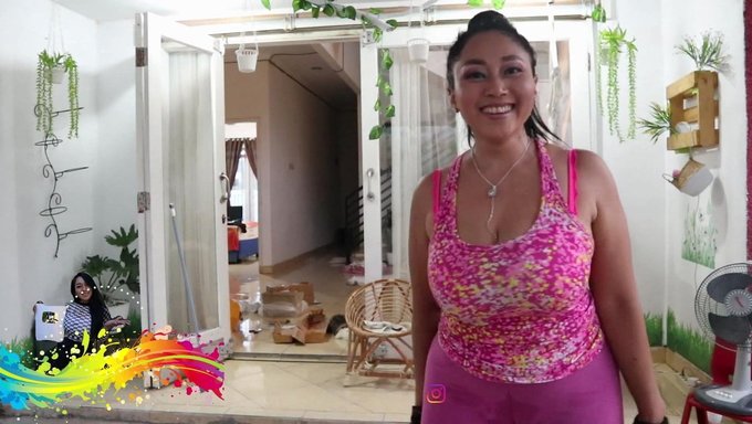 Sarah'In Büyük Olgun Göğüsleri Ve Pembe Taytlarındaki Büyük Poposu