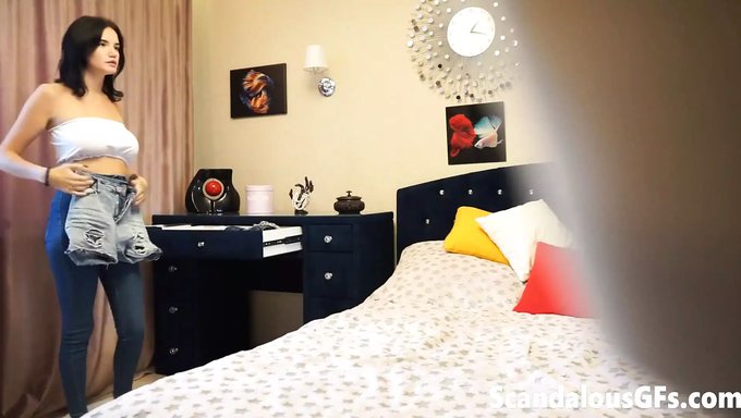 Kız Arkadaşımın Dolgun Vücudu Yatak Odasında Sergileniyor