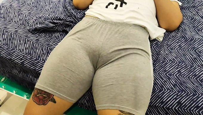 Grup Seks, Ayak Fetişi Bükülmesi Ve Sürpriz Bir Orgazmla