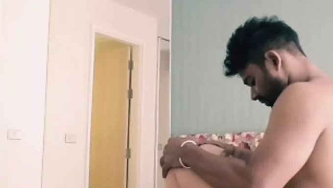 Desi Genç Sevgililer Gününde Büyük Bir Boşalma Alıyor