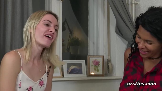 Lezbiyen Ilk Kez Deneyen Micky M, Arkadaşı Ruth'U Memnun Etmek Için Iki Seks Oyuncağı Kullanıyor.
