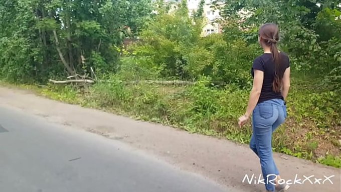 Herkesin Ortasında Heyecan Arayan Hatun, Göğüslerini Açıp Dudaklarıyla Sikini Oynatıyor.
