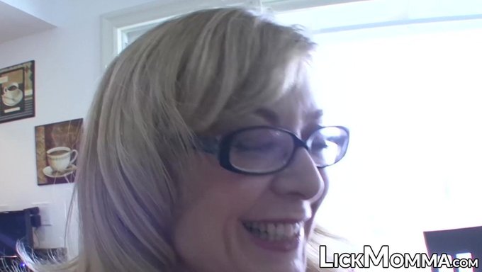 Göğüslü Milf Anne Ve Genç Üvey Kızı Lezbiyen Seks Yapıyorlar
