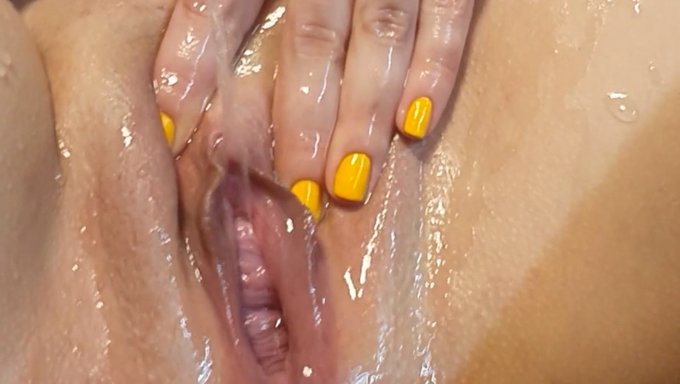 18+ Genç Bebek, Birden Fazla Oyuncakla Yoğun Zevk Yaşıyor