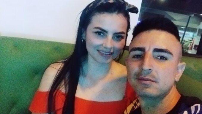 Göğüslü Olgun Kadın, Büyük Bir Yarak Tarafından Sıkı Amını Genişletiyor