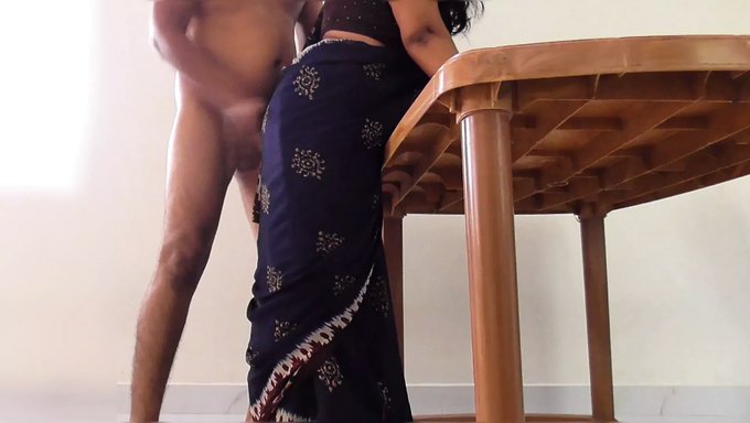 Bu Sıcak Amatör Videoda Büyük Doğal Göğüsler Ve Içine Boşalma