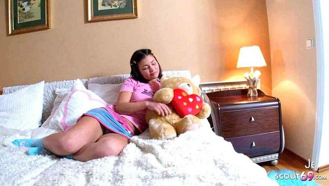 Küçücük Kızla Ilk Anal Seks: Yüz Bitişi