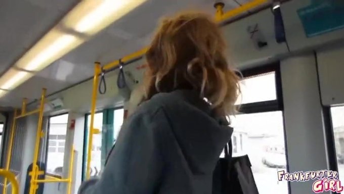 Avrupalı Kızlar Frankfurt Metrosunda Yaramazlık Yapıyorlar