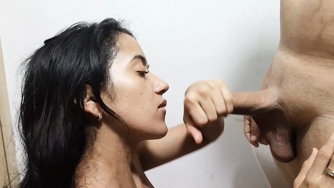 Büyük Yarak Derin Bir Boğaz Alır Ve Boşalır