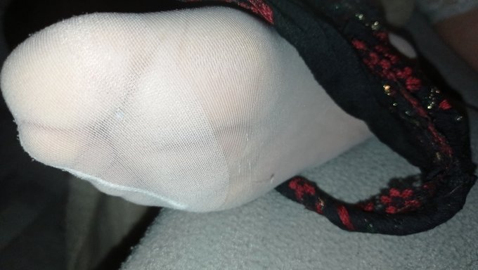18+ Genç, Ayak Işi Yapıyor Ve Yüzüne Boşalıyor