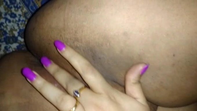 Büyük Göğüslü Milf Amını Parmaklatıyor