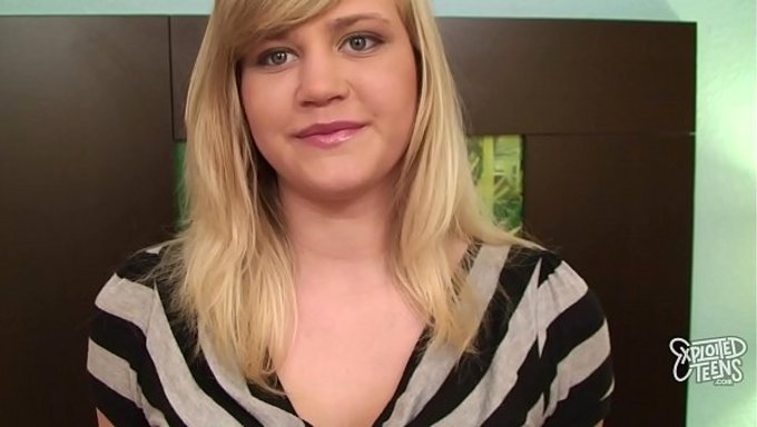 Genç Sarışın Roxy Lovette, 19 Yaşında Amına Boşalttırıyor.